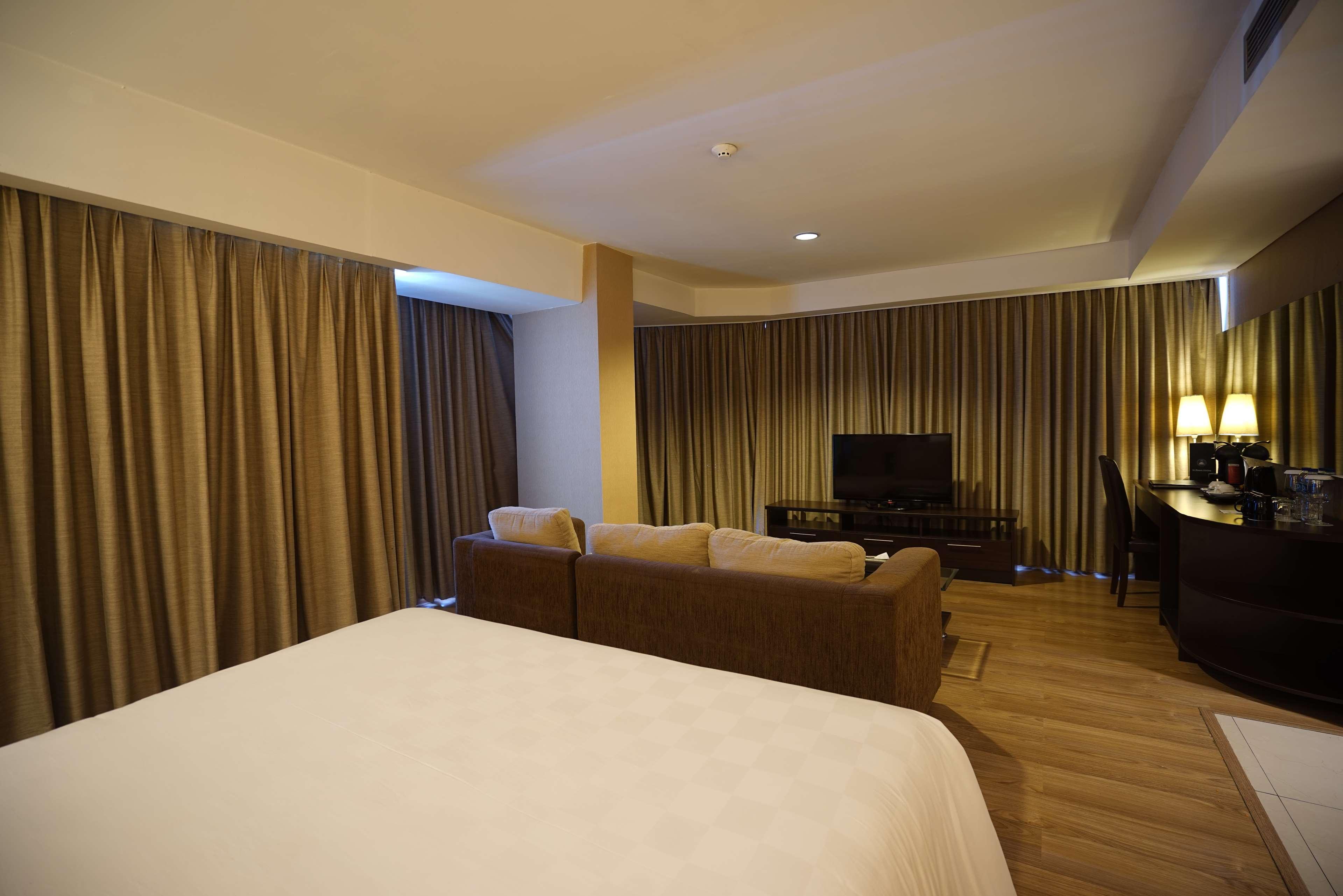 Best Western Premier The Hive Hotel Jakarta Exterior photo